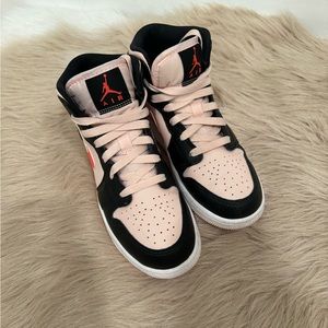 Nike Air Jordan 1 Mid GS
Atmosphere Black Pink 5Y
Women's 6.5 554725-604